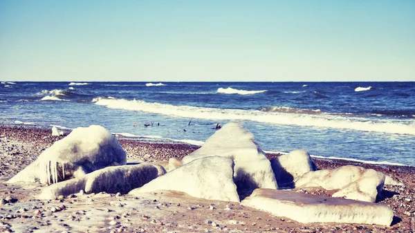 Zmrazené skály na pláži, Selektivní ostření — Stock fotografie