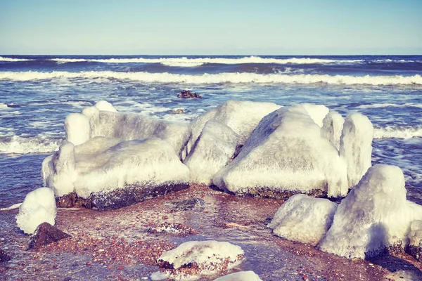 Rocas congeladas en una playa, enfoque selectivo — Foto de Stock