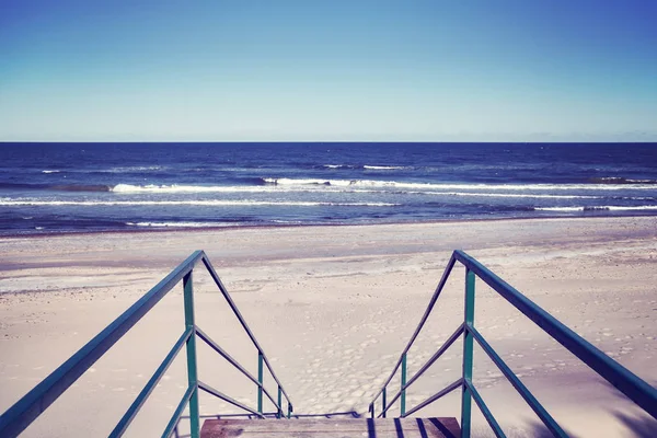 Treppe, die zu einem leeren Strand führt. — Stockfoto