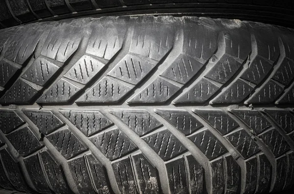 Photo rapprochée d'un pneu de voiture d'occasion . — Photo