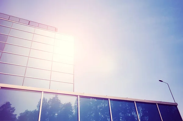 Soleil reflété dans un immeuble de bureaux moderne . — Photo