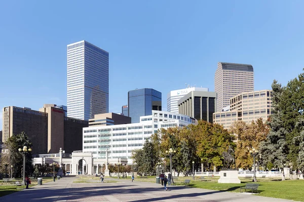 Denver horizonte moderno visto desde el Parque del Centro Cívico . — Foto de Stock