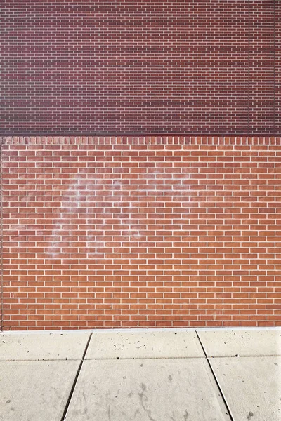 Tuğla duvar ve kaldırım, kentsel arka plan — Stok fotoğraf
