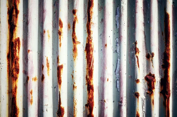 Ξεπερασμένο κυματοειδές σκουριασμένο μεταλλικό τοίχο. — Φωτογραφία Αρχείου