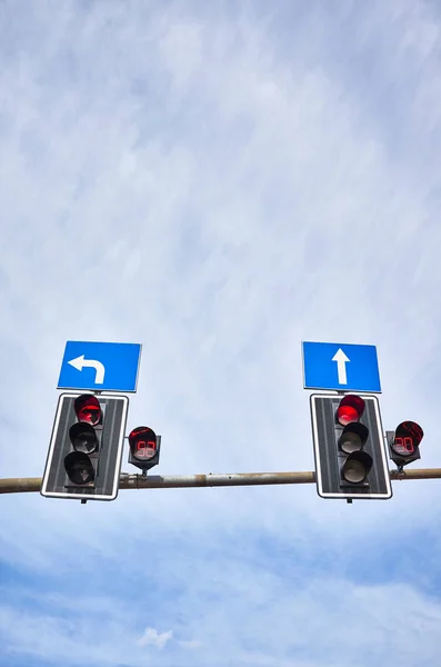 Trafikklys med nedtelling timer, rød farge vises . – stockfoto