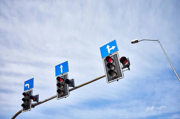 Trafikklys med nedtelling timer, rød farge vises . – stockfoto