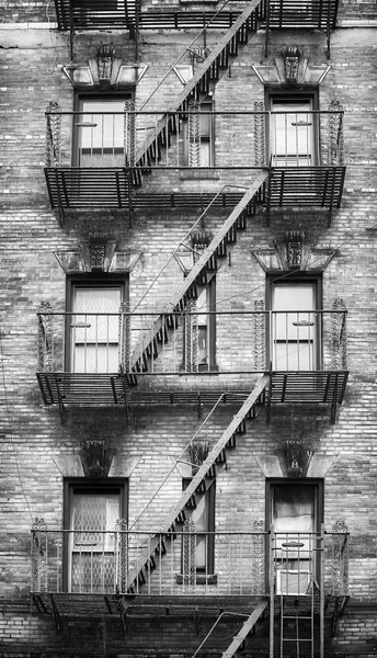 Black and white picture of fire escapes, New York City. — Stock Photo, Image