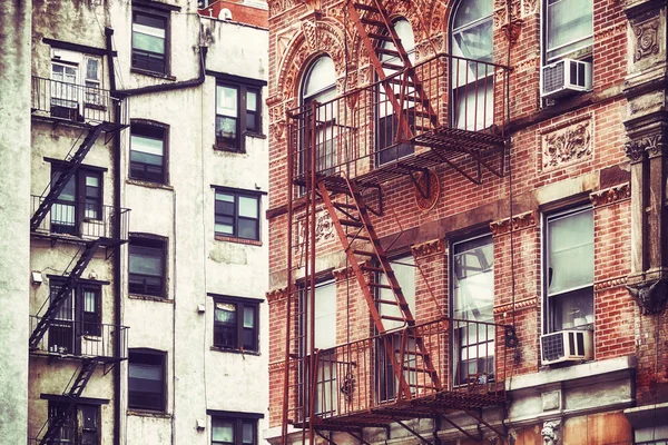 Edifícios antigos com fugas de incêndio, NYC . — Fotografia de Stock