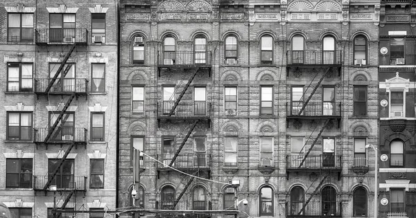 Edificios antiguos con salidas de incendios en la ciudad de Nueva York . —  Fotos de Stock