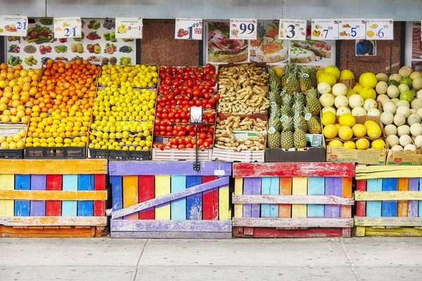 Street stall with fresh fruits and vegetables in Lower Manhattan. — Stock Photo, Image