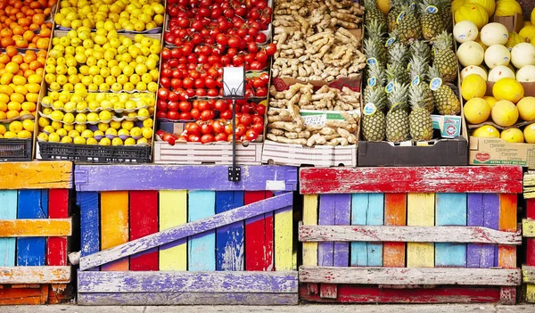 Street stall with fresh fruits and vegetables in Lower Manhattan. — Stock Photo, Image