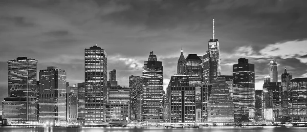 Panoramisch skyline van Manhattan bij nacht, New York. — Stockfoto