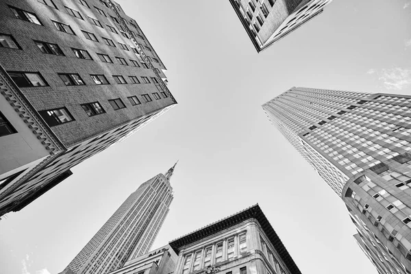 Guardando i grattacieli di Manhattan, New York . — Foto Stock