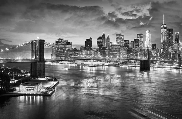 Brooklyn Bridge e Manhattan skyline à noite, Nova York . — Fotografia de Stock