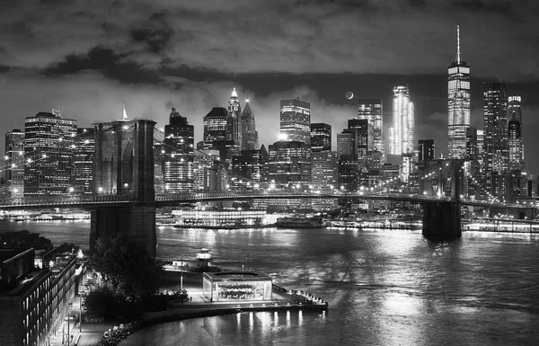 Brooklyn Bridge e Manhattan à noite, Nova Iorque. — Fotografia de Stock