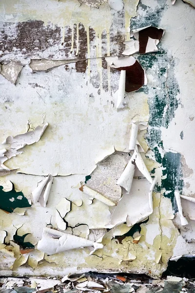 Filthy wall with peeling paint. — Stock Photo, Image
