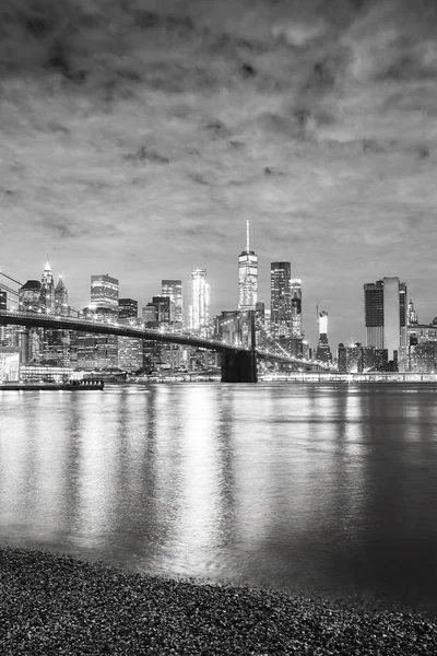 밤, 뉴욕시 맨하탄 물가. — 스톡 사진