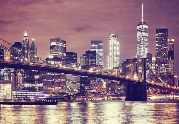 Brooklyn Bridge y Manhattan por la noche, Nueva York . — Foto de Stock