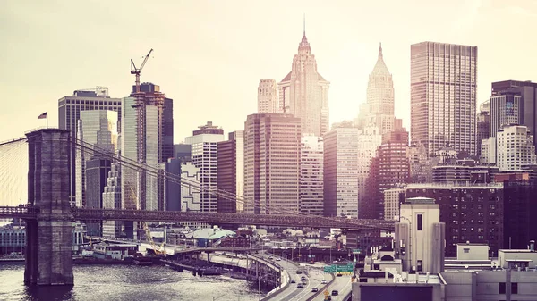 Kleur getinte foto van New York City skyline bij zonsondergang. — Stockfoto