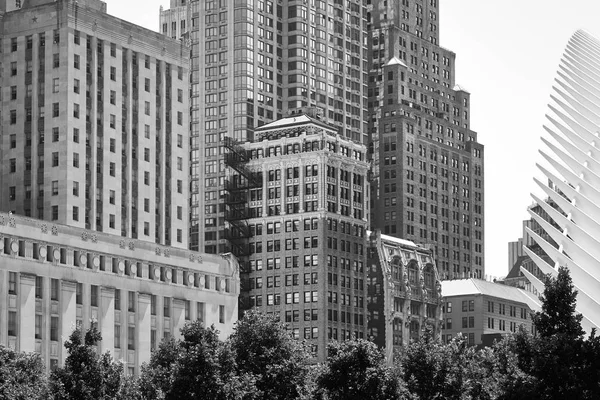 Foto in bianco e nero di New York City architettura diversificata . — Foto Stock