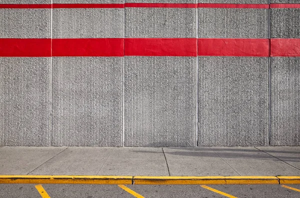 Passeio com parede de concreto, fundo urbano — Fotografia de Stock