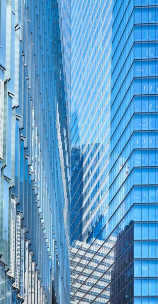 Edifícios modernos refletidos em fachadas de vidro . — Fotografia de Stock