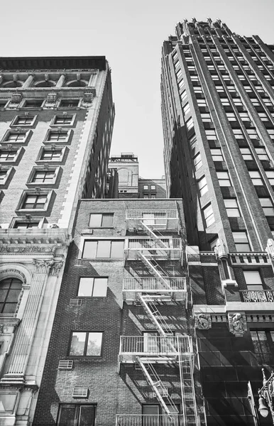 Ancien bâtiment en brique avec sortie de secours, New York, États-Unis . — Photo