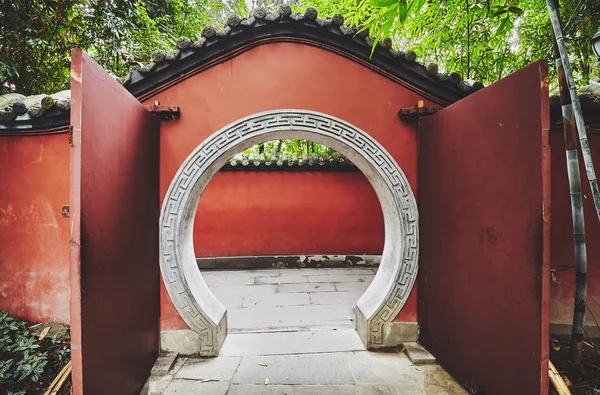 Porte ronde en passage mural rouge, Chine . — Photo