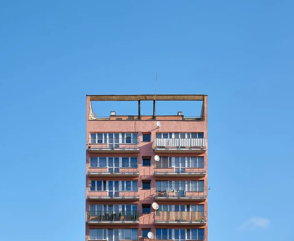 Old residential building against the blue sky — Stock Photo, Image