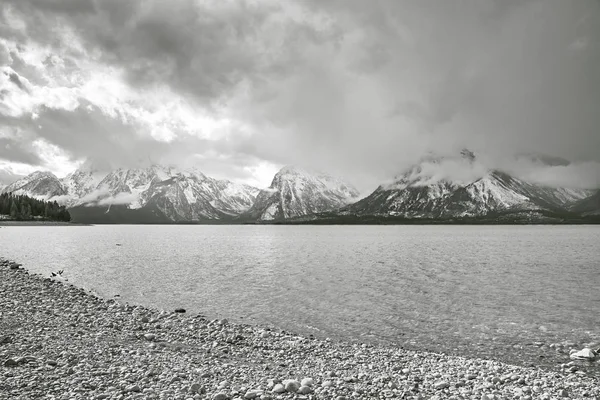 Bewolkte dag aan het meer in Grand Teton National Park, Usa. — Stockfoto