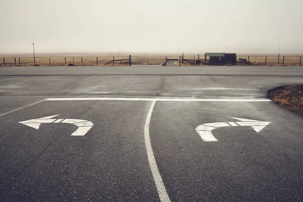 Izquierda o derecha, cruce de carreteras en un día lluvioso, EE.UU. . — Foto de Stock