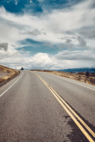 Carretera vacía en el Parque Nacional Grand Teton, Wyoming, Estados Unidos . —  Fotos de Stock