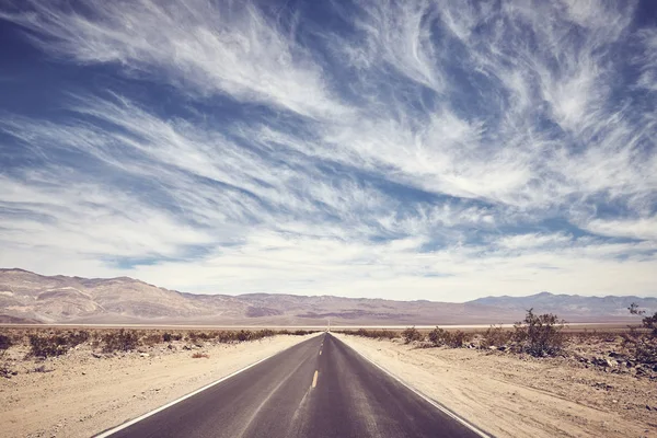 Carretera del desierto en Death Valley, Estados Unidos . — Foto de Stock