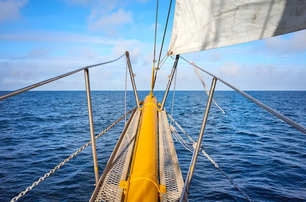 Paisaje marino visto desde un viejo barco de vela arco . — Foto de Stock