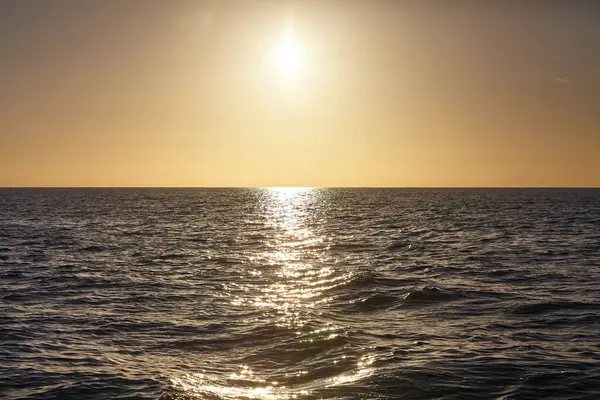 Puesta de sol reflejada en el agua . — Foto de Stock
