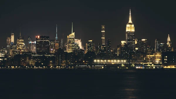 Panorama da cidade de Nova York à noite, EUA . — Fotografia de Stock