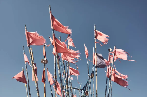 Marcador de pesca irregular banderas contra el cielo azul . —  Fotos de Stock