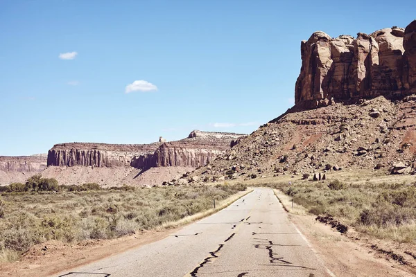 Formazioni rocciose lungo una strada nel Canyonlands National Park, Stati Uniti . — Foto Stock