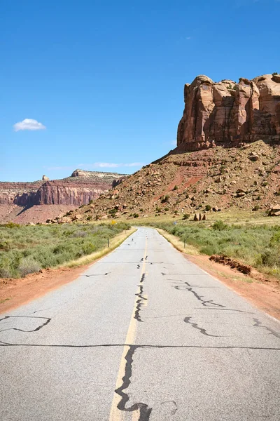 Formaciones rocosas por una carretera en el Parque Nacional de Canyonlands, Estados Unidos . — Foto de Stock