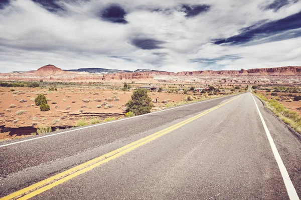 Scenic desert road in Capitol Reef National Park, USA. — Stock Photo, Image