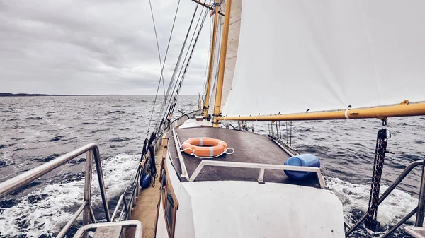 Vela vieja goleta en un clima tormentoso . — Foto de Stock