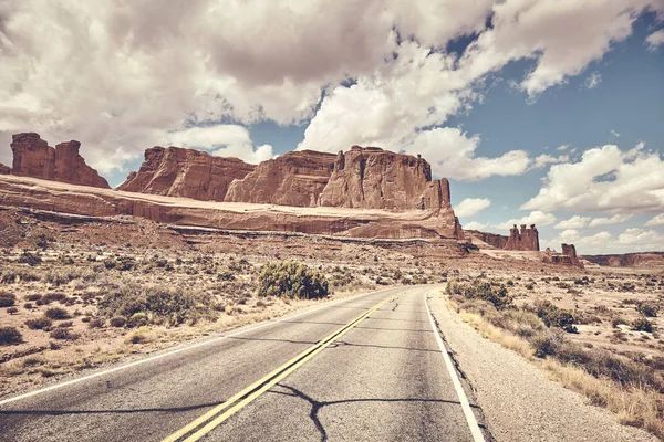 Scenic road in Arches National Park, USA. — Stock Photo, Image