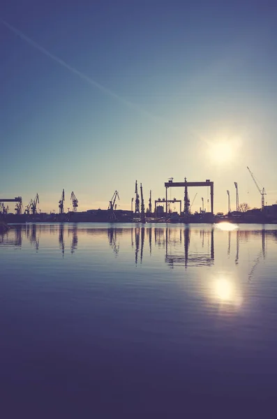 Varvskranar Silhuetter Reflekteras Vatten Vid Solnedgången Färg Toning Tillämpas — Stockfoto