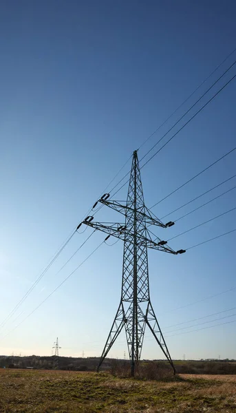 Högspänningstorn Ett Fält Mot Solen — Stockfoto