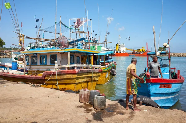 Tangalle Sri Lanka December 2019 Men Working Wharf Tangalle Fishing — Stock Photo, Image