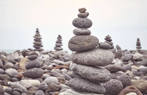 Stenpyramider Strand Färgtoning Tillämpas Selektivt Fokus — Stockfoto