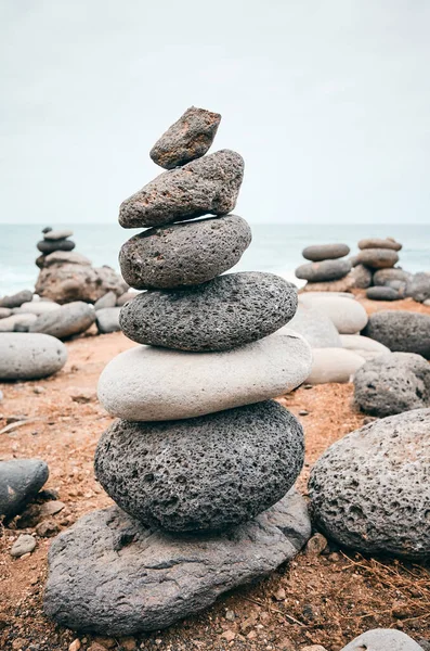 Каменный Стек Пляже Концепция Баланса Цветовая Тонировка — стоковое фото