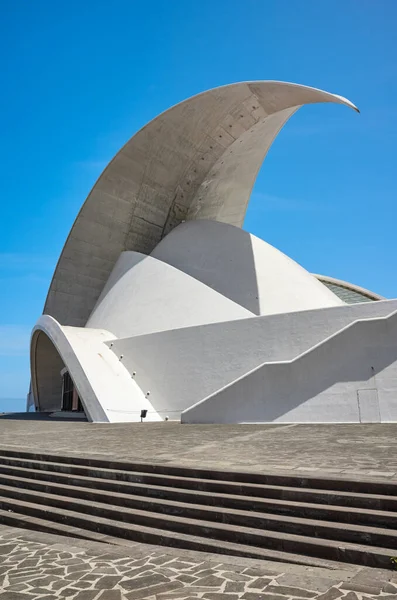 2019年4月29日 西班牙Tenerife的Santa Cruz Tenerife礼堂 像圣地亚哥 卡拉特拉瓦 Santiago Calatrava 设计的海浪冲撞地标一样升起 — 图库照片