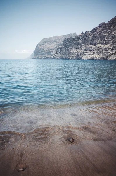 Spiaggia Vicino Alle Scogliere Dei Giganti Foto Colori Tenerife Spagna — Foto Stock