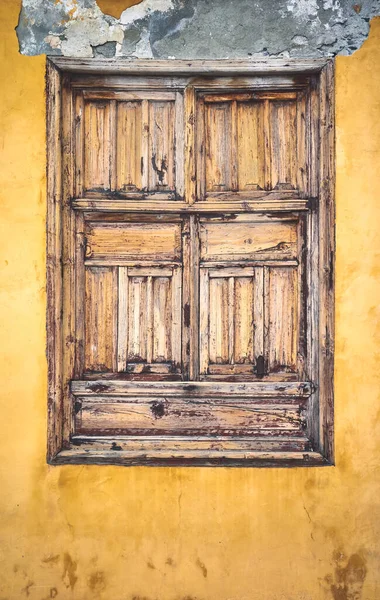 Old Wooden Closed Window Yellow Painted Wall — Stock Photo, Image